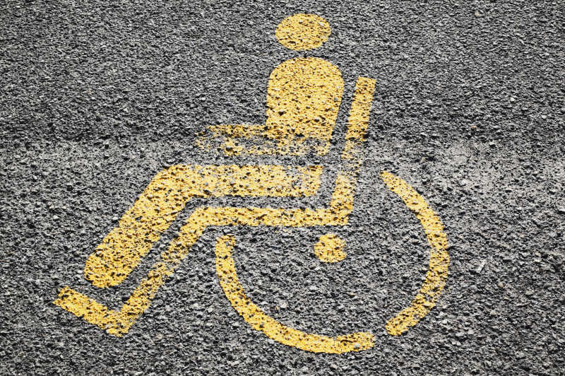 人行道上黄色的轮椅标志